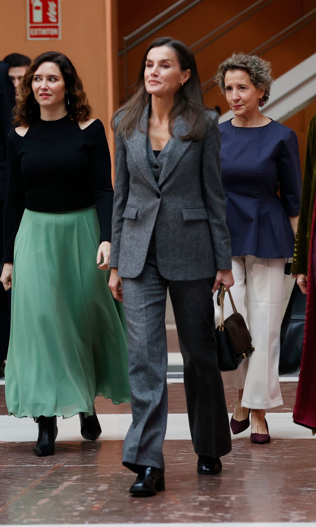 reina Letizia Madrid traje gris