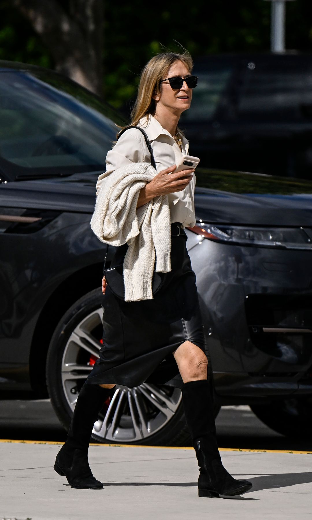 falda de cuero y camisa blanca