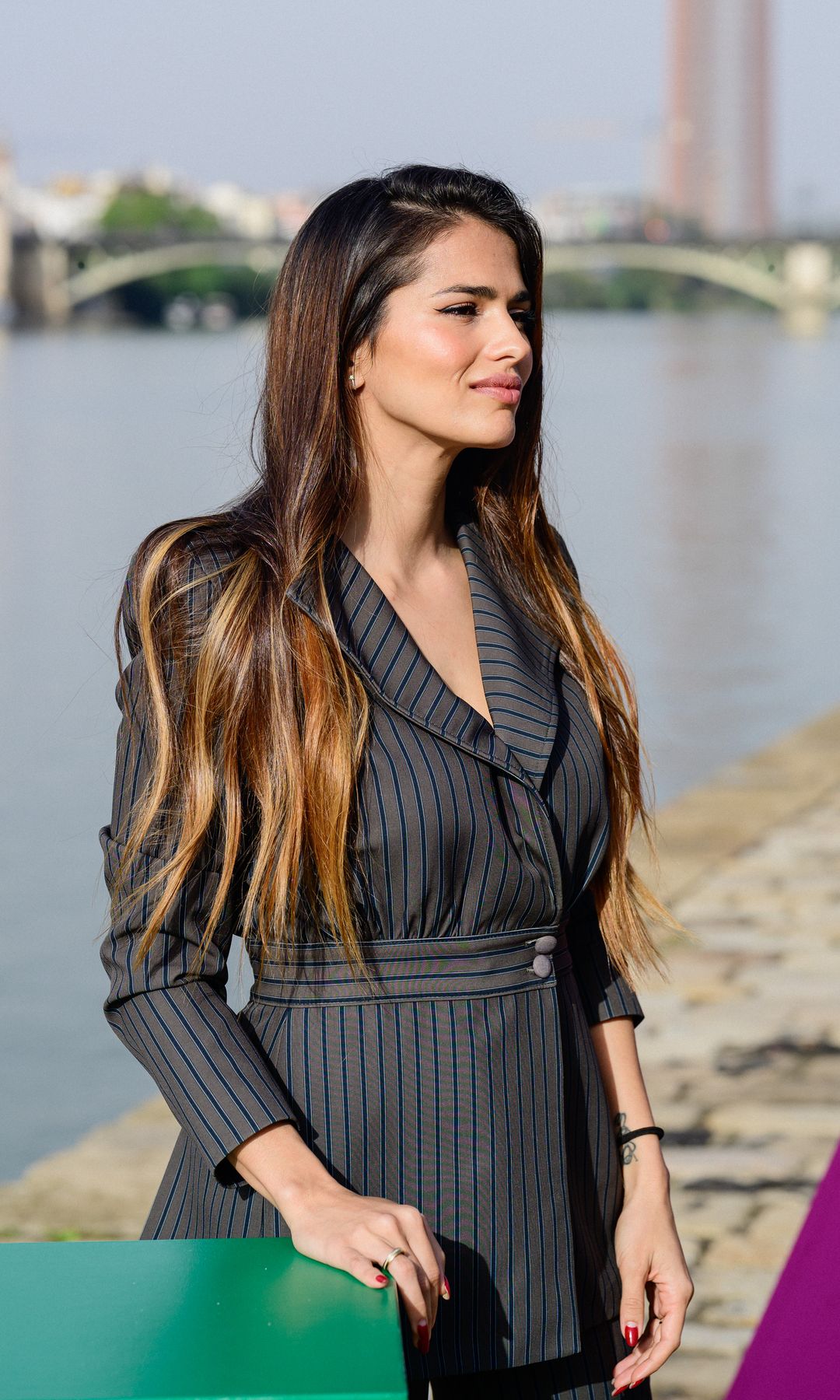 Sara Sálamo en el photocall de 'Al otro barrio' en la 21ª edición del Festival de Cine Europeo de Sevilla en noviembre de 2024