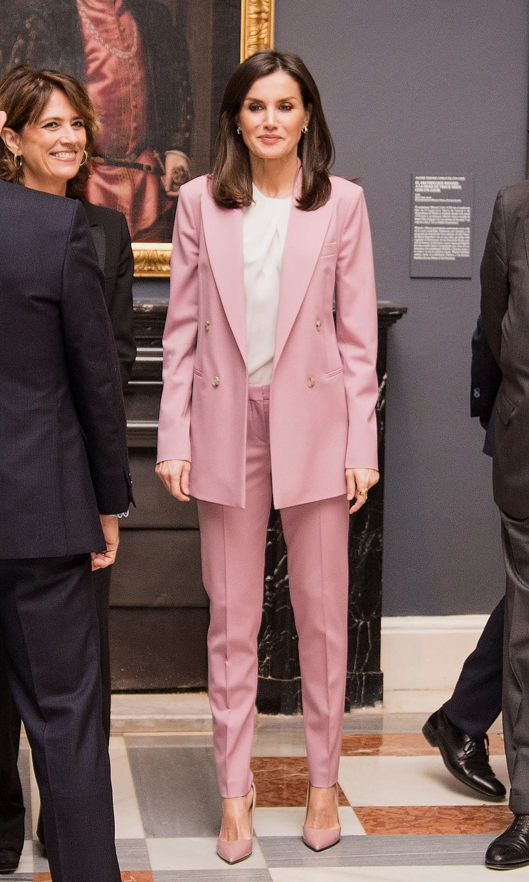 Reina Letizia traje rosa