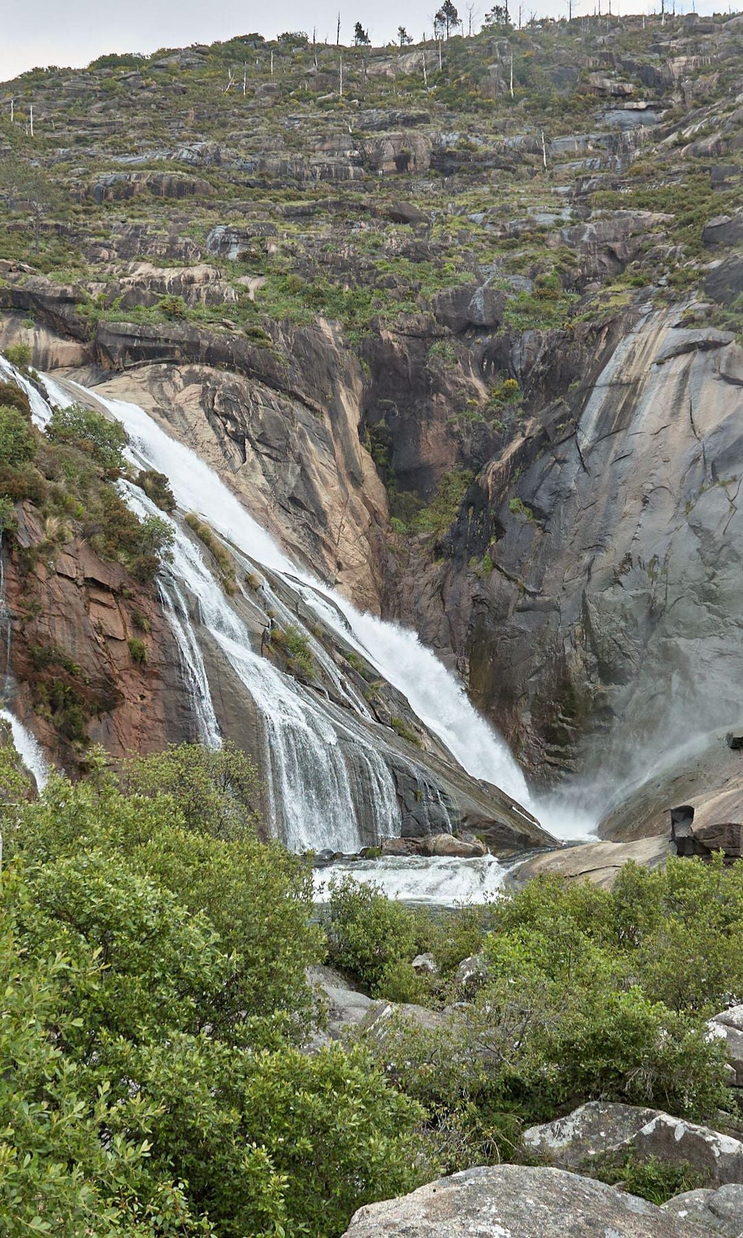 La Cascada del Ezaro, tambien conocida como Fervenza do Ezaro en gallego, es una cascada que forma el rio Jallas en su desembocadura al mar.