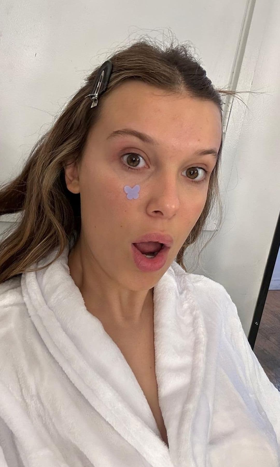 Millie Bobby Brown usa parches para eliminar granitos