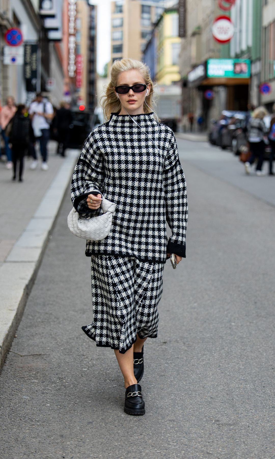 jersey de cuadros blancos y negros con falda a conjunto y mocasines