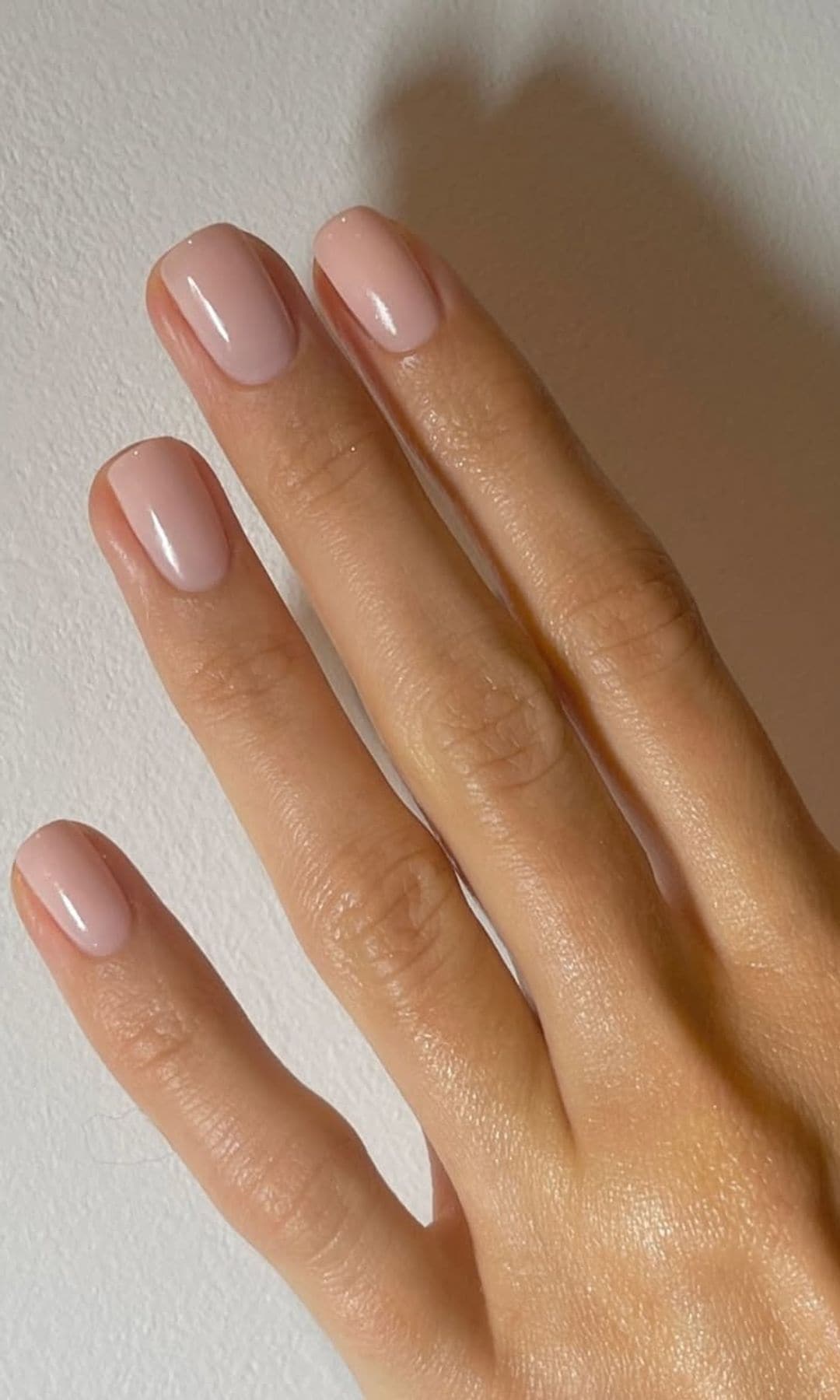 Manicura tendencia novias 2025