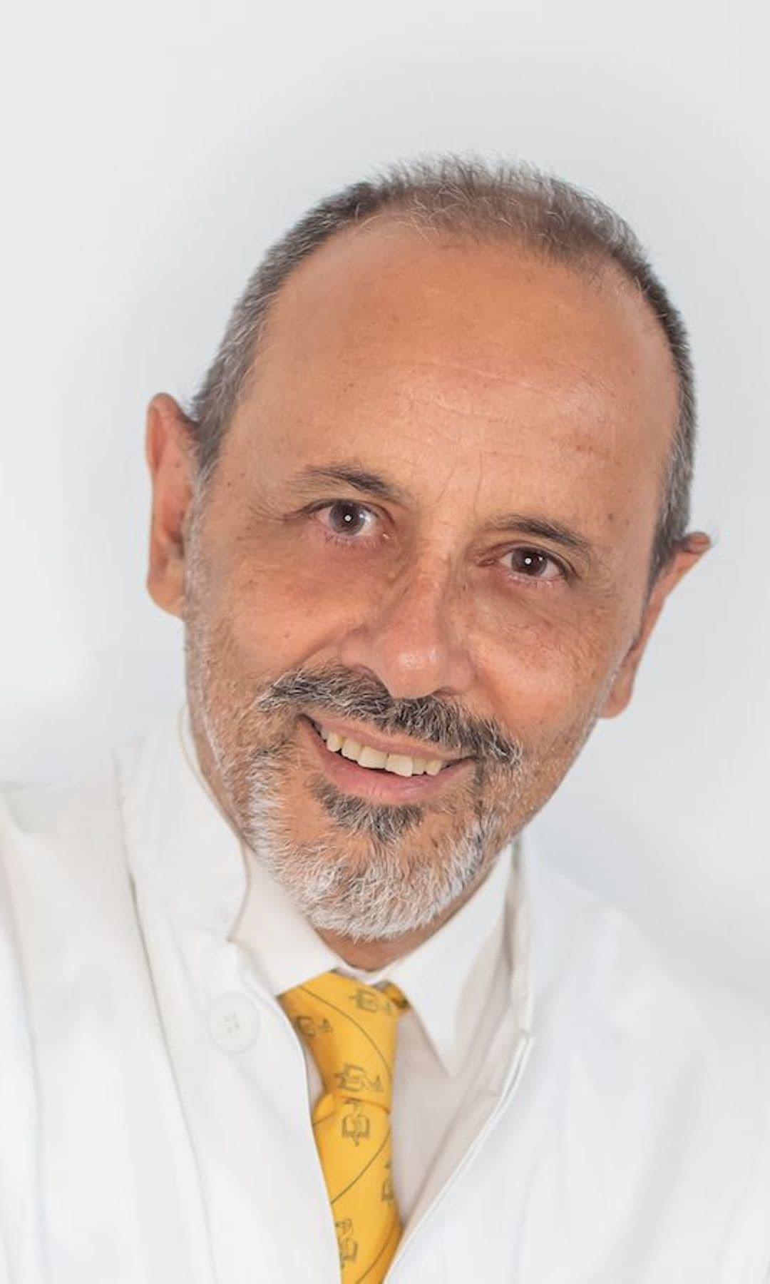 Dr. Emilio Santos Leal, médico especialista en ginecología y obstetricia