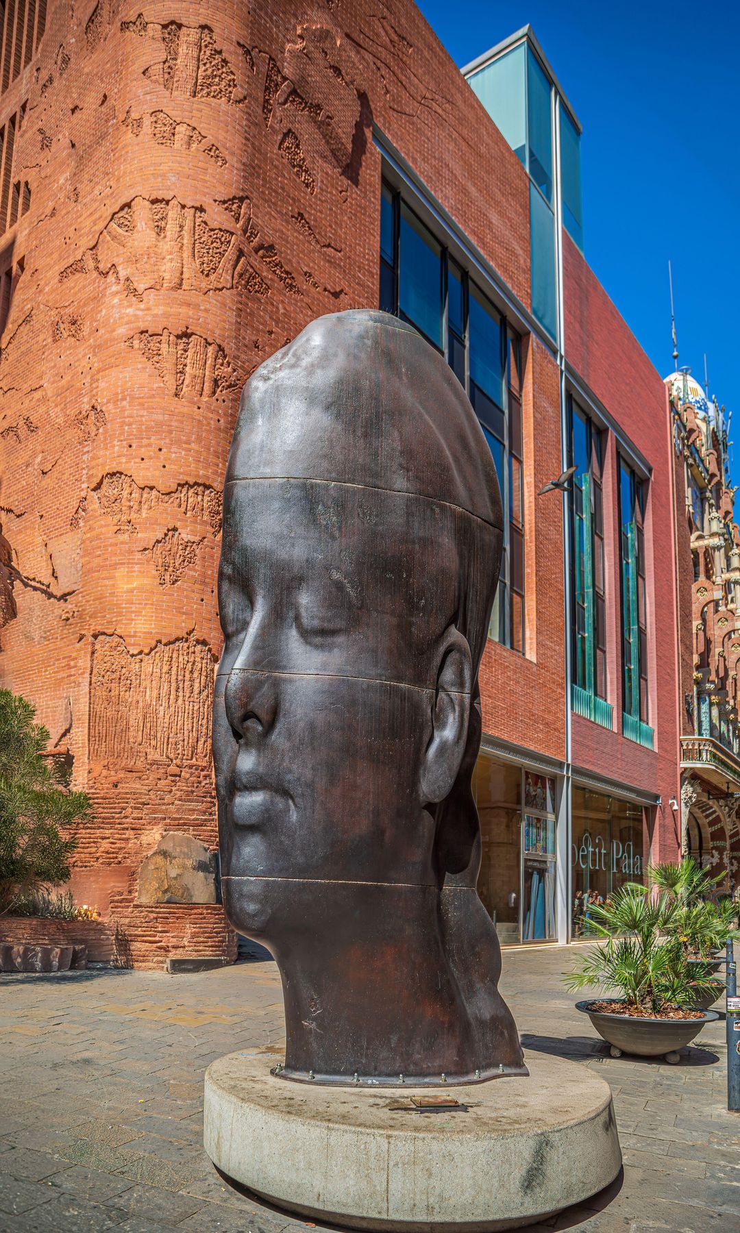 Carmela, escultura del artista catalán Jaume Plensa en Barcelona