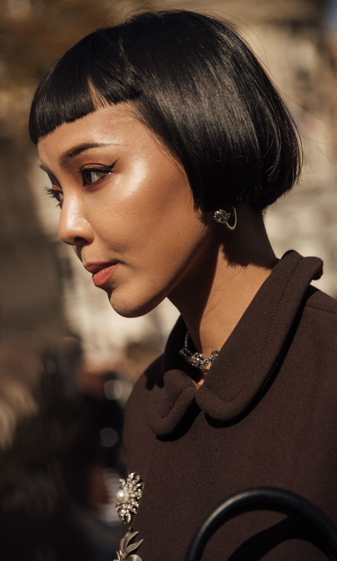 Mujer con pelo corto y baby bangs