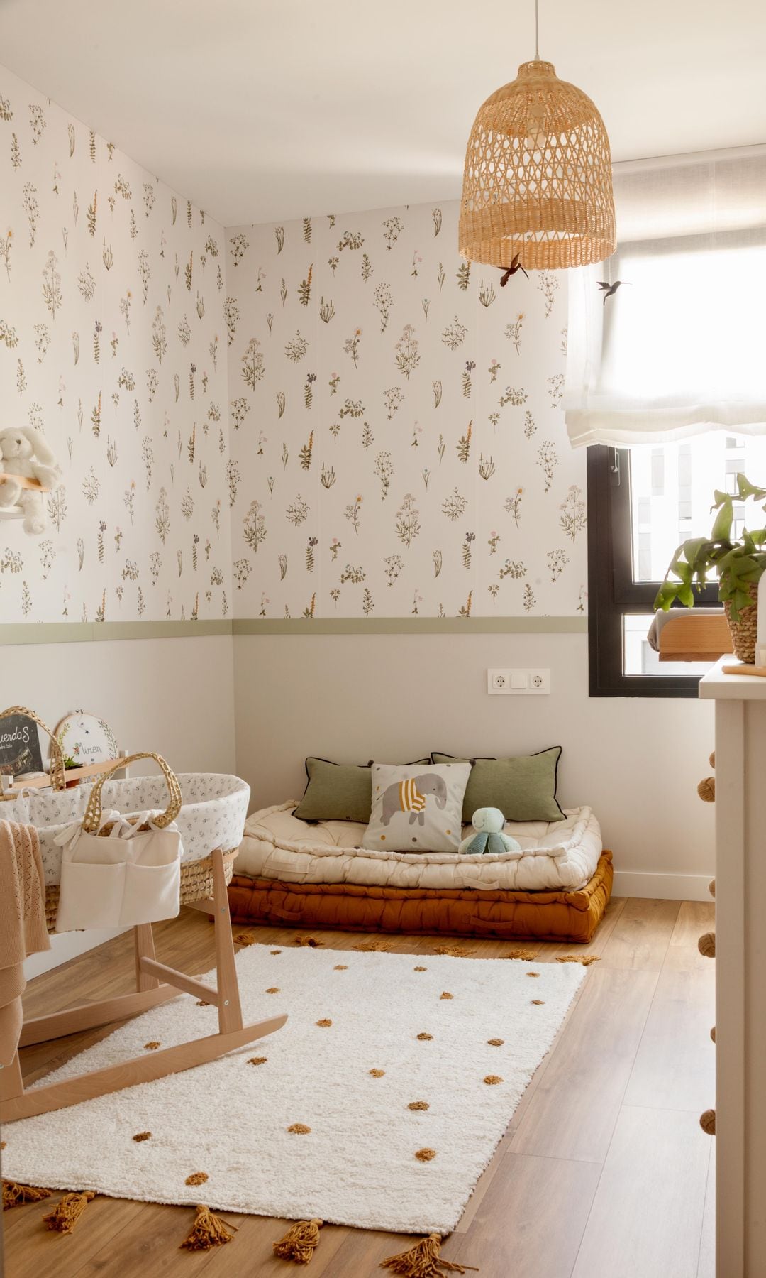 Dormitorio infantil con papel pintado, moldura y zócalo