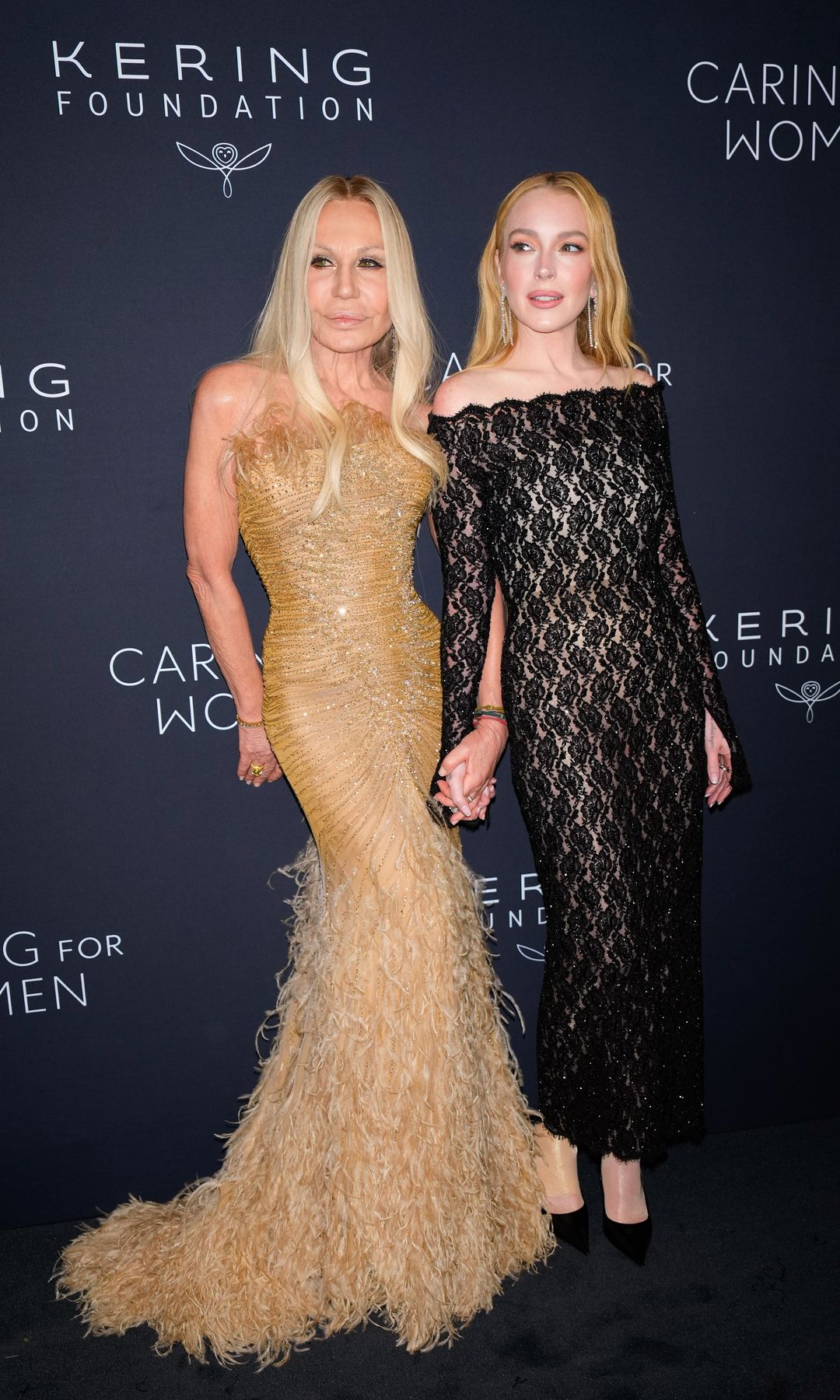 Donatella Versace y Lindsay Lohan en una cena de la Fundación Kering