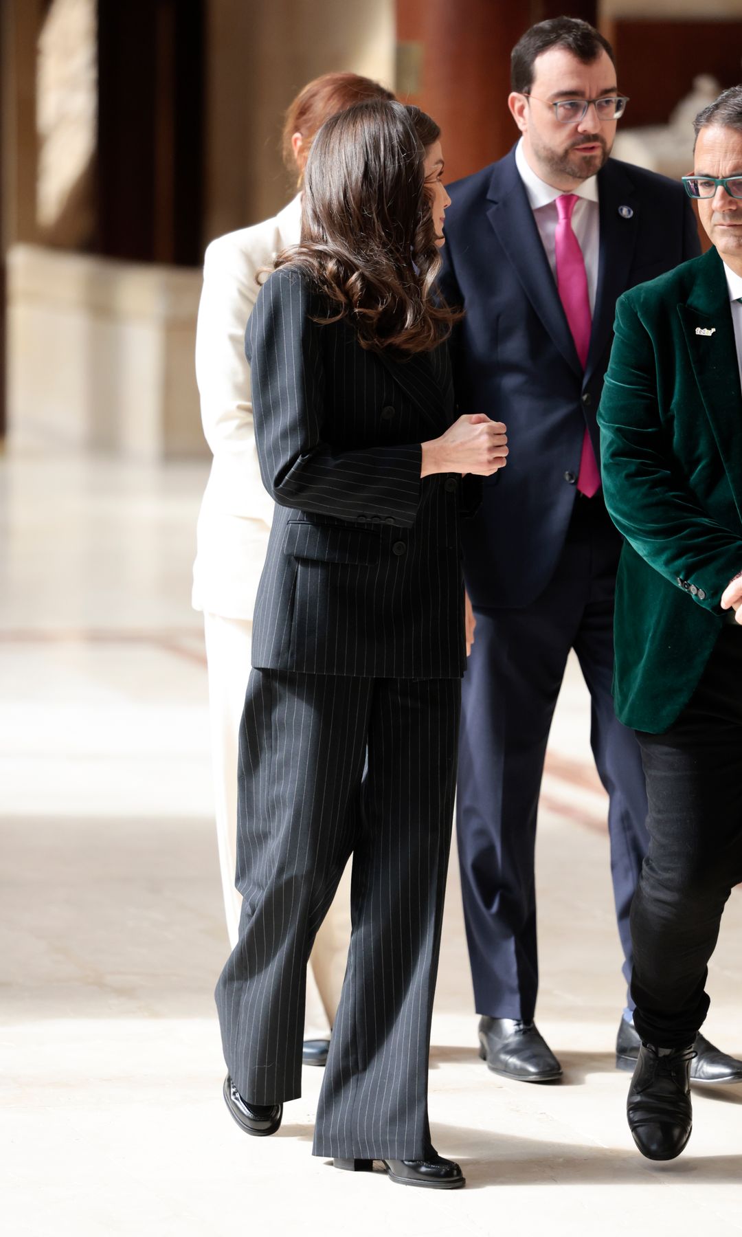 La reina Letizia, rompedora en Oviedo con un traje de raya diplomática