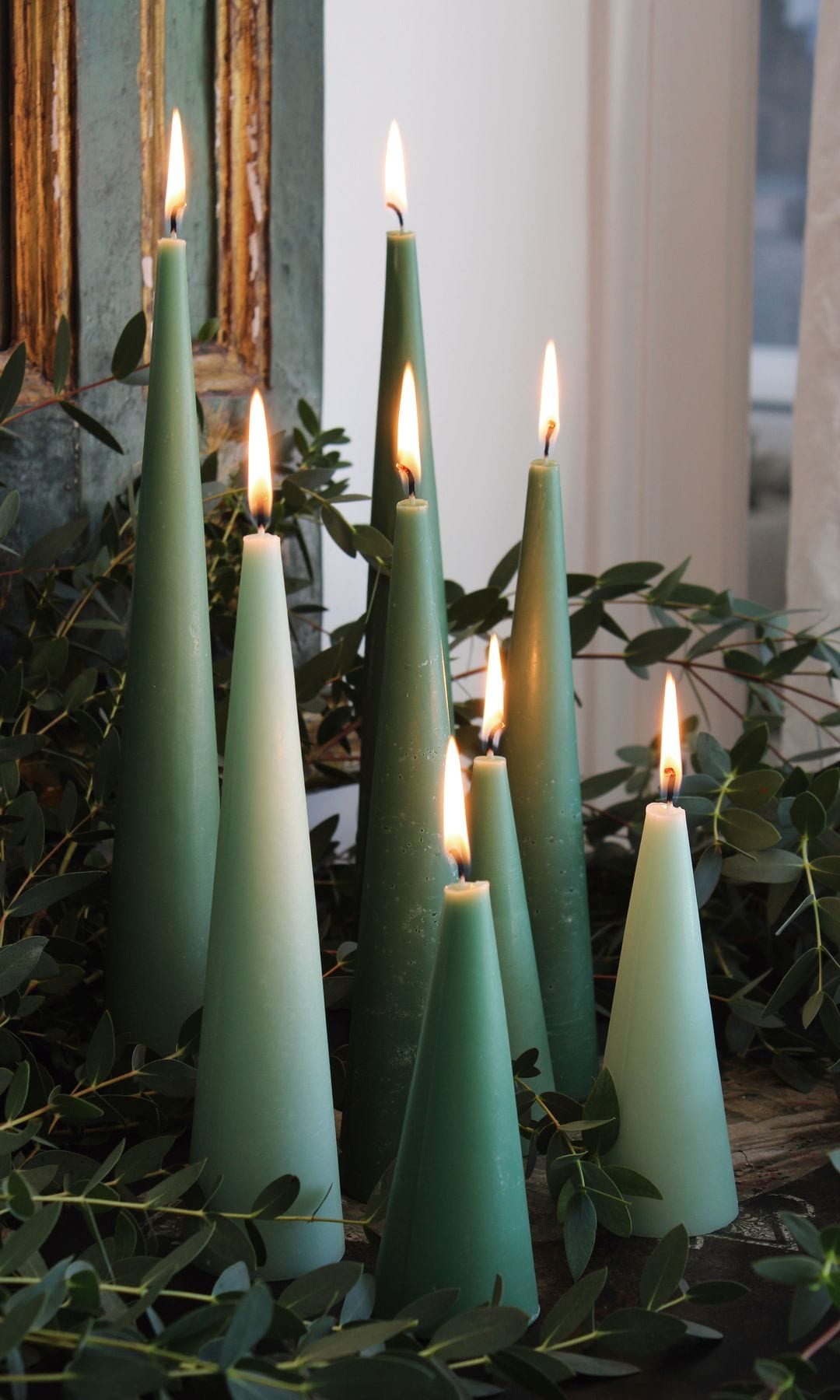 Velas en forma de cono y color verde de Navidad 