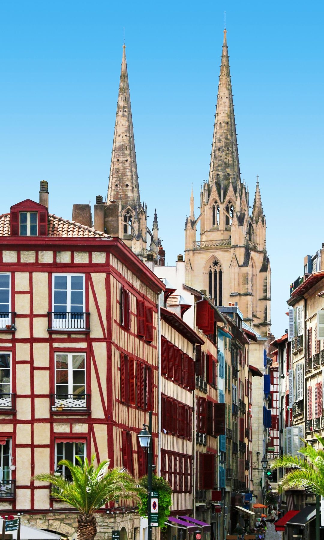 Calles, casas típicas y torres de la catedral de Bayona, Francia