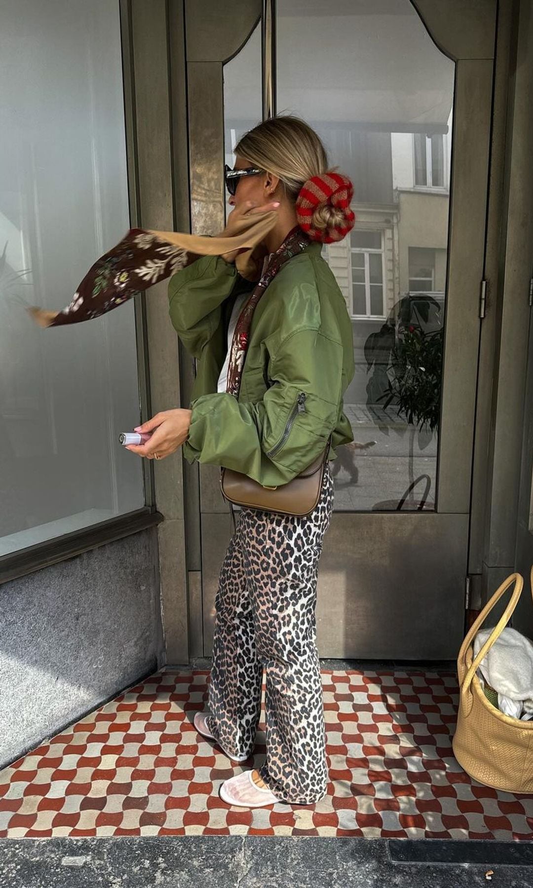 pantalones de leopardo y bomber kakhi