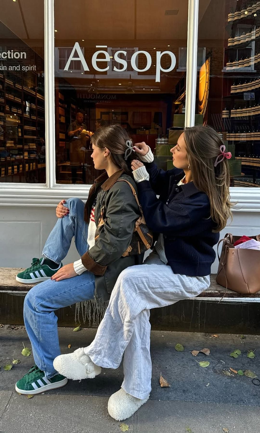 vaqueros con chaquetas y pinza en el pelo