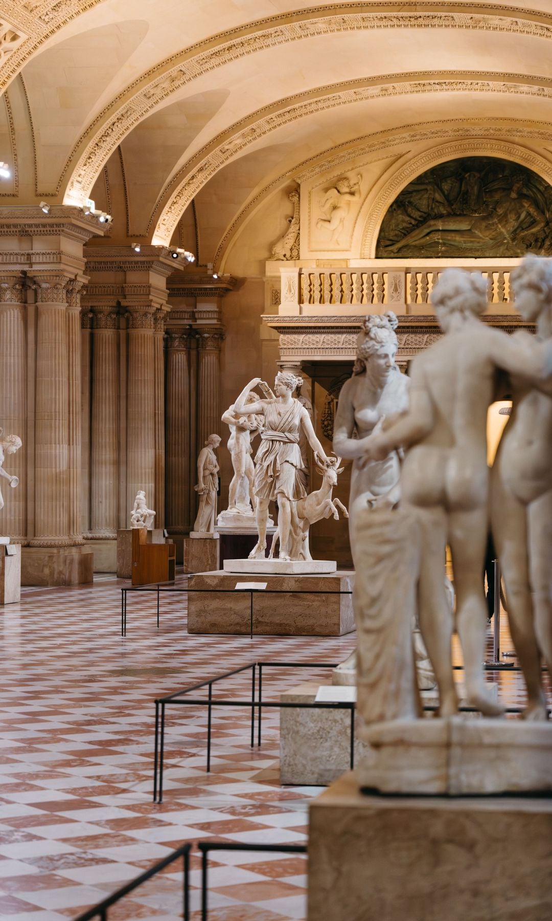  Una perspectiva inédita del Museo del Louvre, con pocos visitantes.