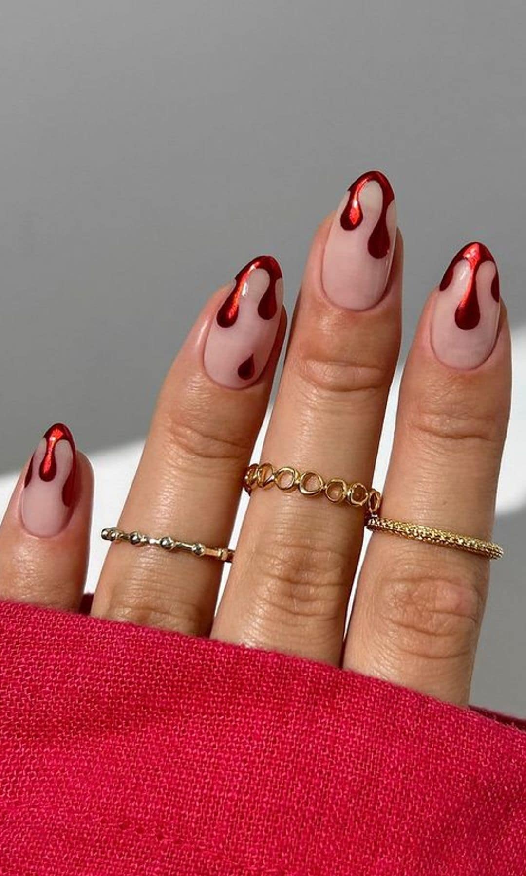 manicura con gotas de sangre