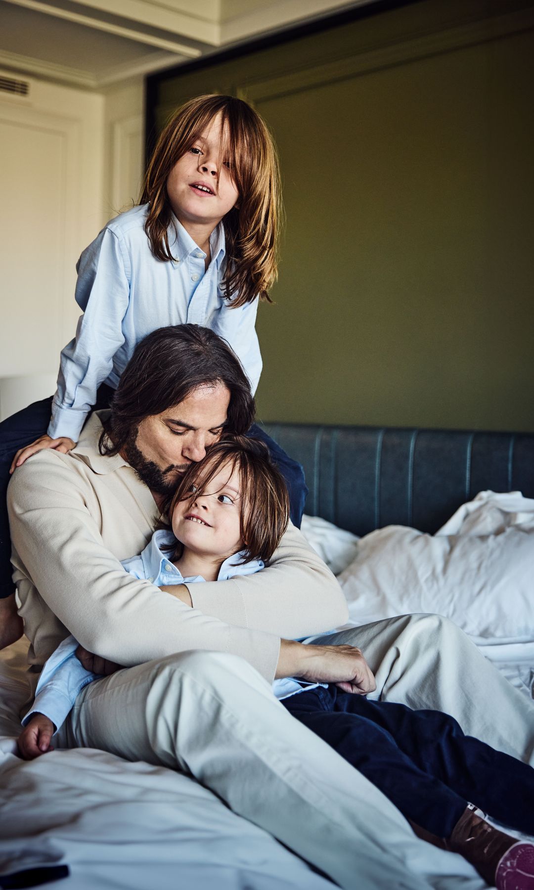 oaquín y Mónica junto a los pequeños Romeo y Leone, de seis y cuatro años. ¿Son conscientes los niños de quién es su padre? "Creo que no, son muy pequeños. Pero sí les sorprende cuando la gente me para por la calle para hacerse fotos", nos responde el bailaor. "En esos momentos, miran a su madre como diciendo: '¿Por qué paran a papá?'", añade