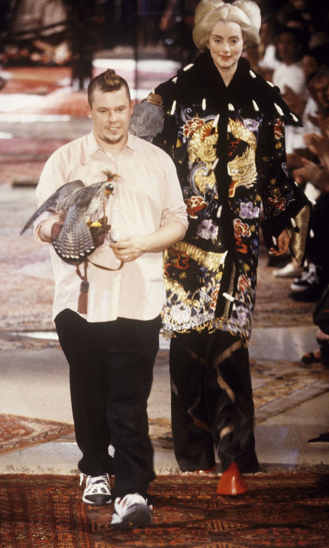 Alexander Mcqueen en un desfile de Givenchy (1997) 