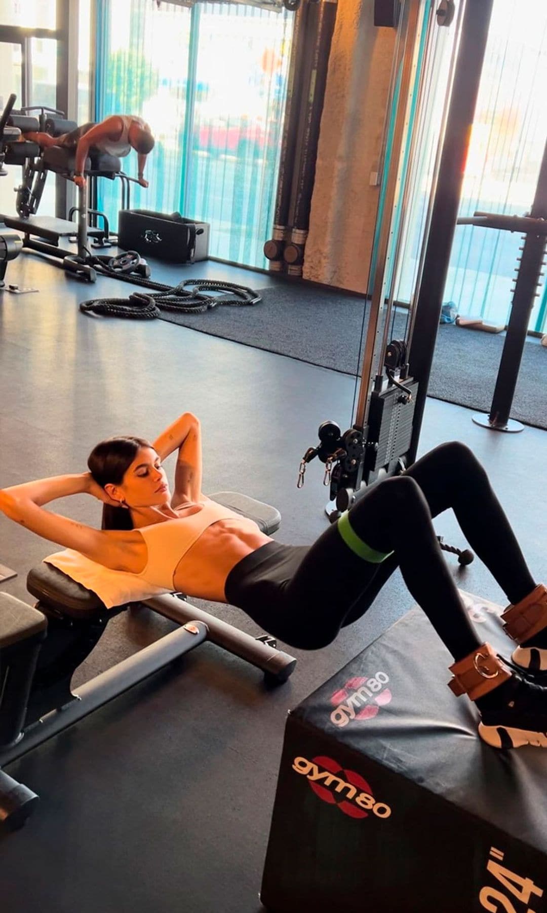 Kaia Gerber haciendo abdominales