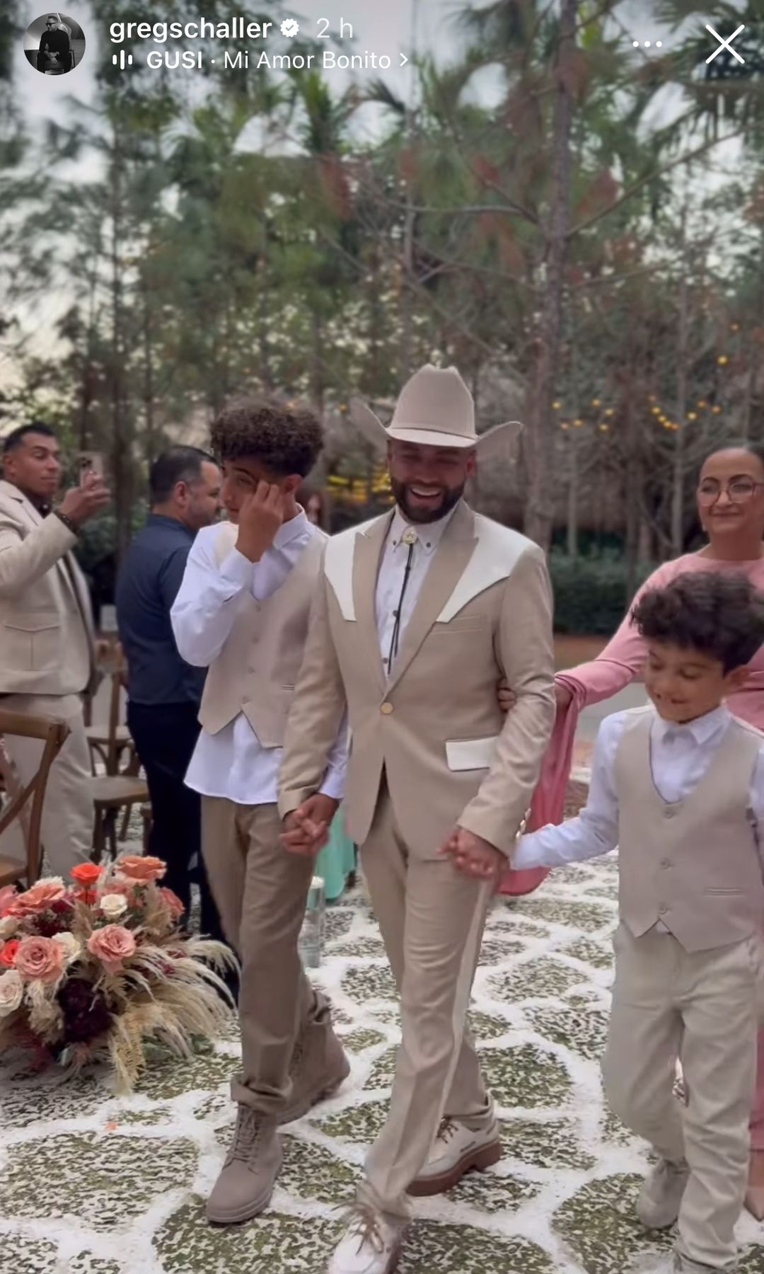 Nacho entrando a la ceremonia con sus hijos, Miguel y Matías