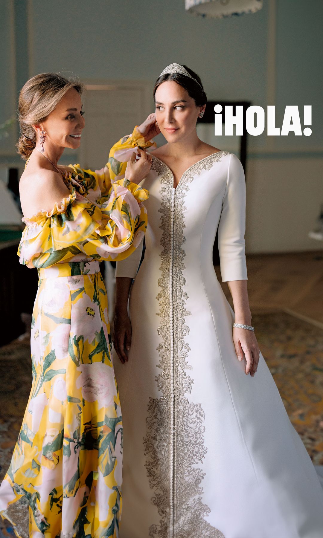 Isabel ayudando a Tamara el día de su boda