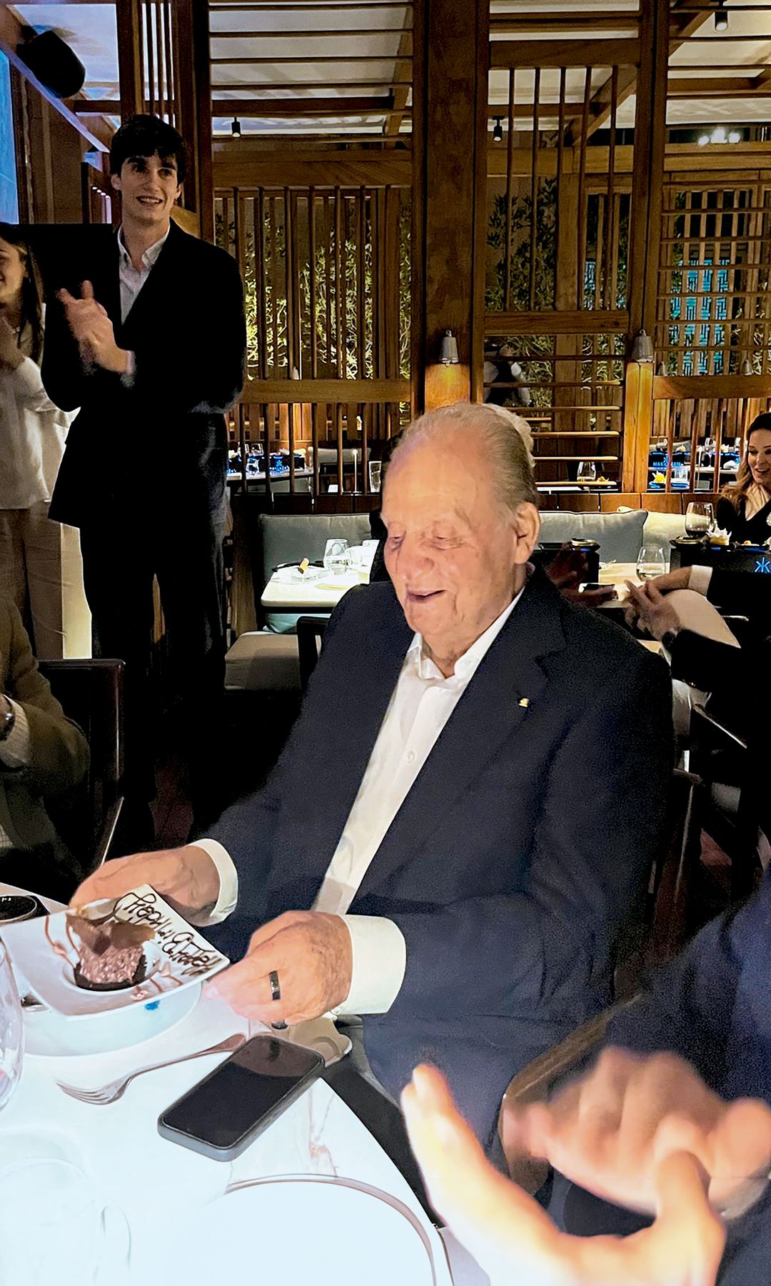 El rey Juan Carlos con su tarta