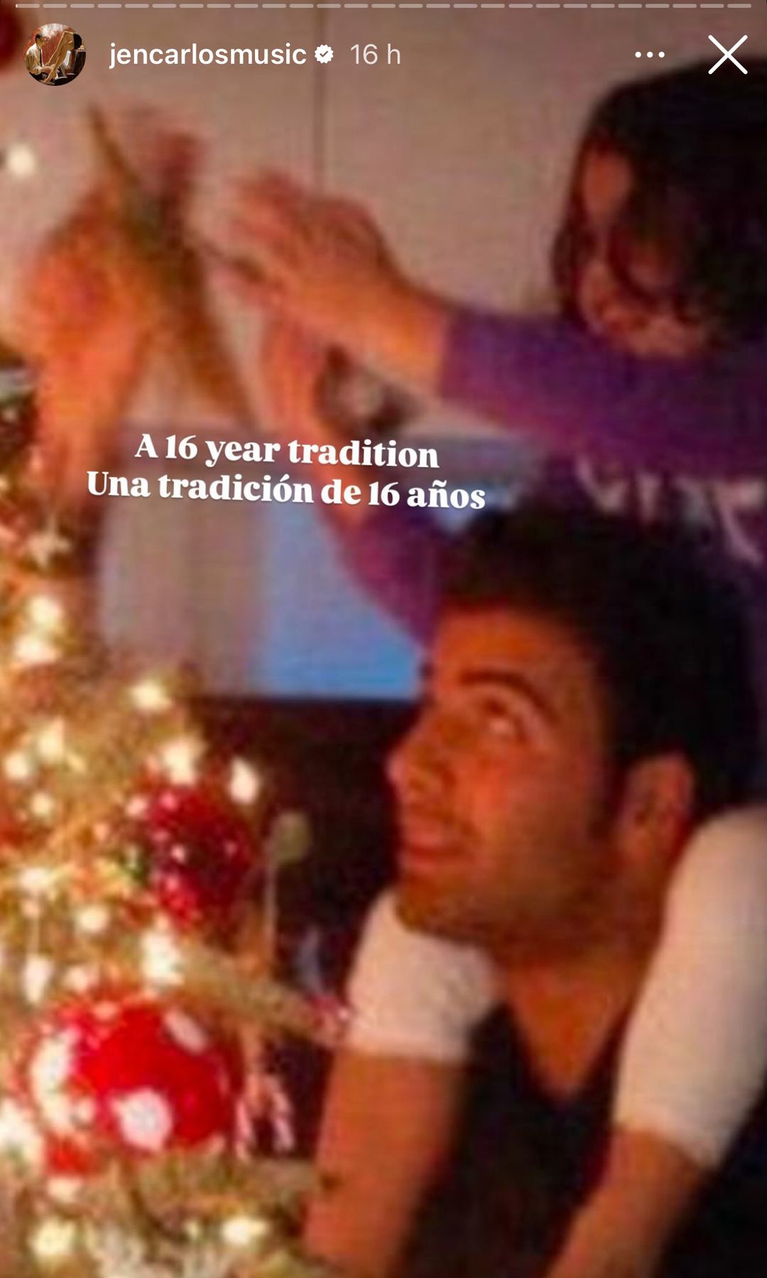 Oriana, de pequeña con Jencarlos Canela poniendo la estrella en el árbol