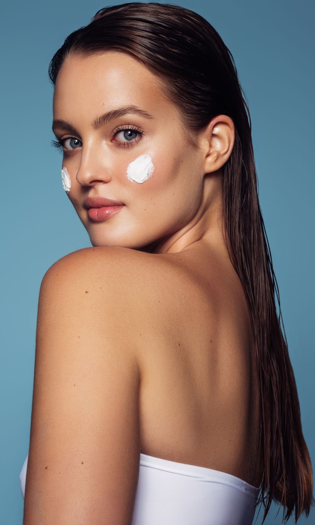 Mujer pelo castaño piel bonita crema