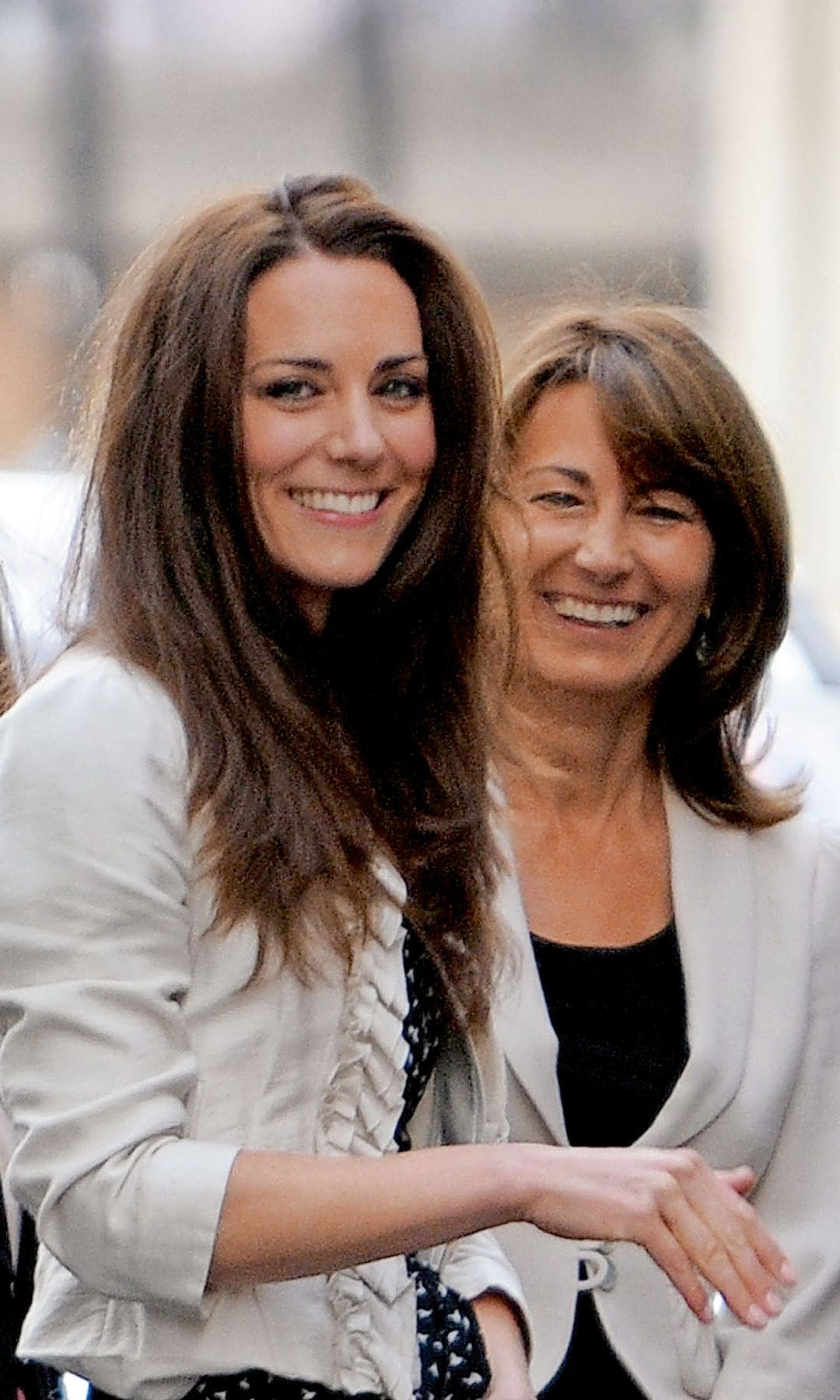 Junto a sus hijas, poco antes de la boda de Kate con el príncipe Guillermo