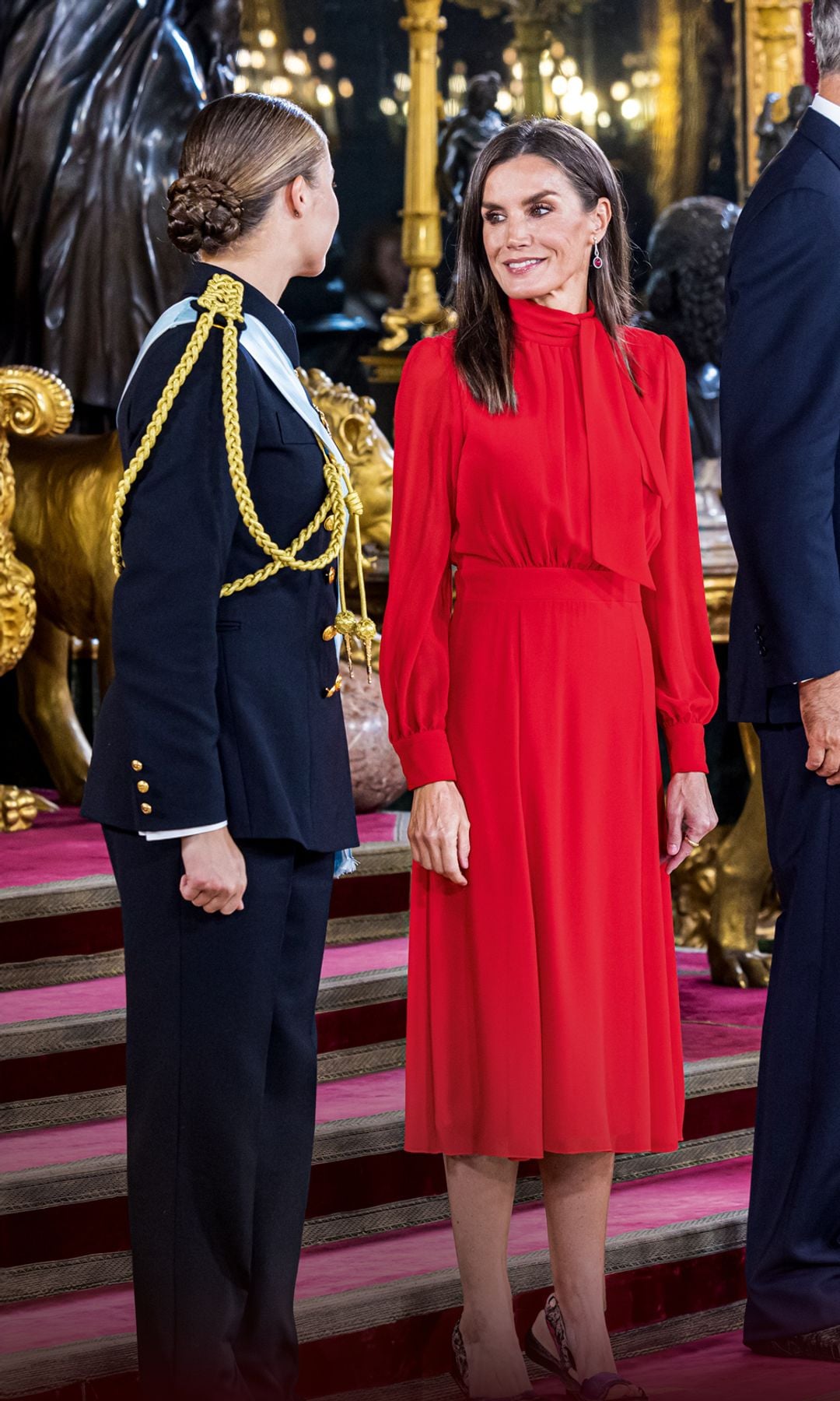 HOLA 4186 Letizia y Leonor en el día de la Hispanidad