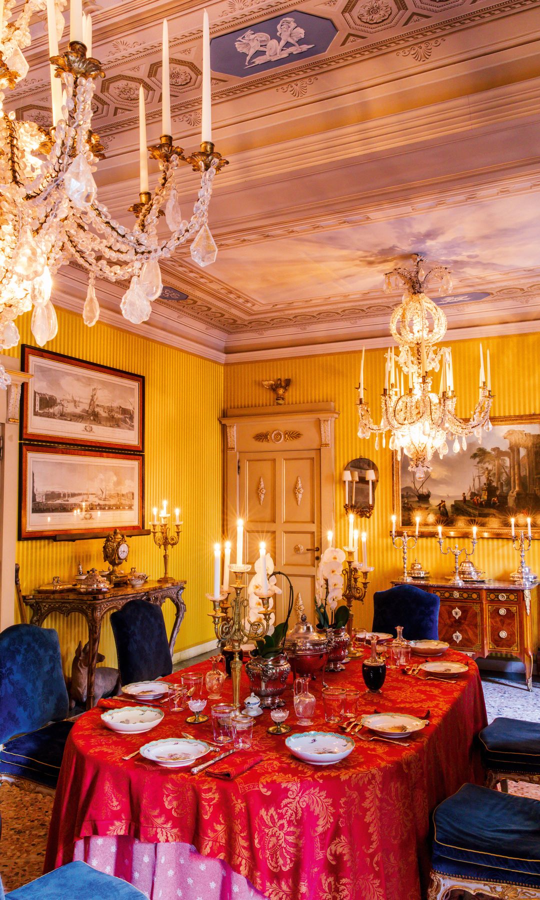 El comedor, con un servicio de mesa de Meissen, candelabros de roca piamonteses y un 'ormolú' vienés, y debajo, la biblioteca principal, tapizada en 'chintz' inglés.