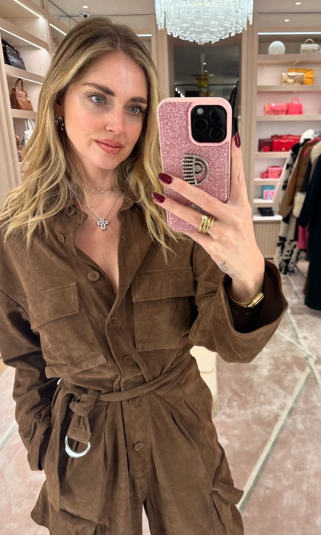 Chiara Ferragni con mono marrón