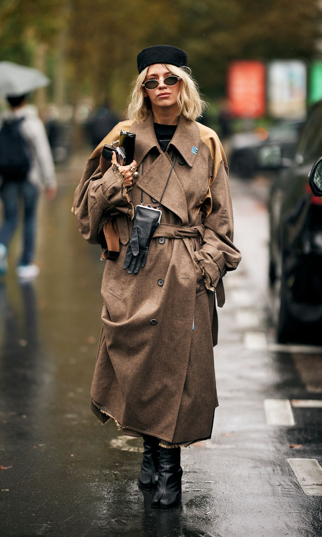 Look con gabardina tipo batín