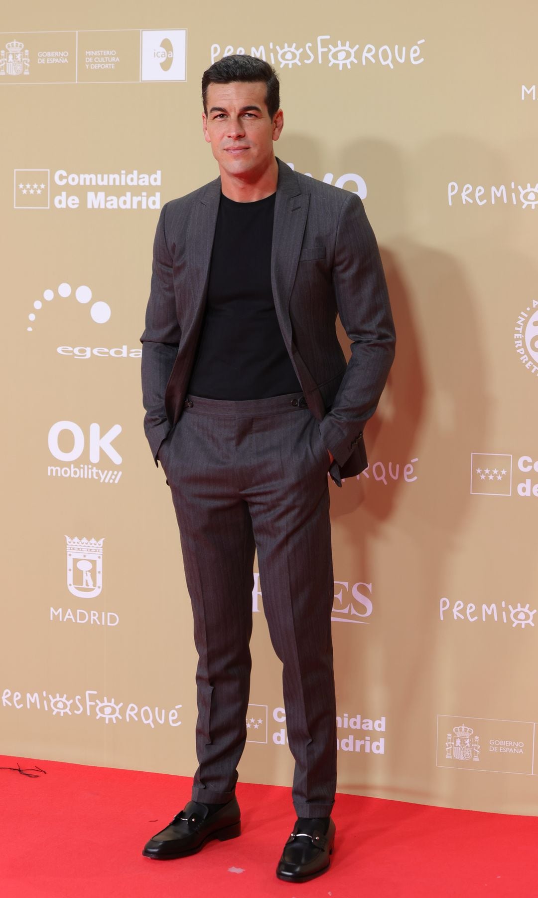 Mario Casas con un traje negro