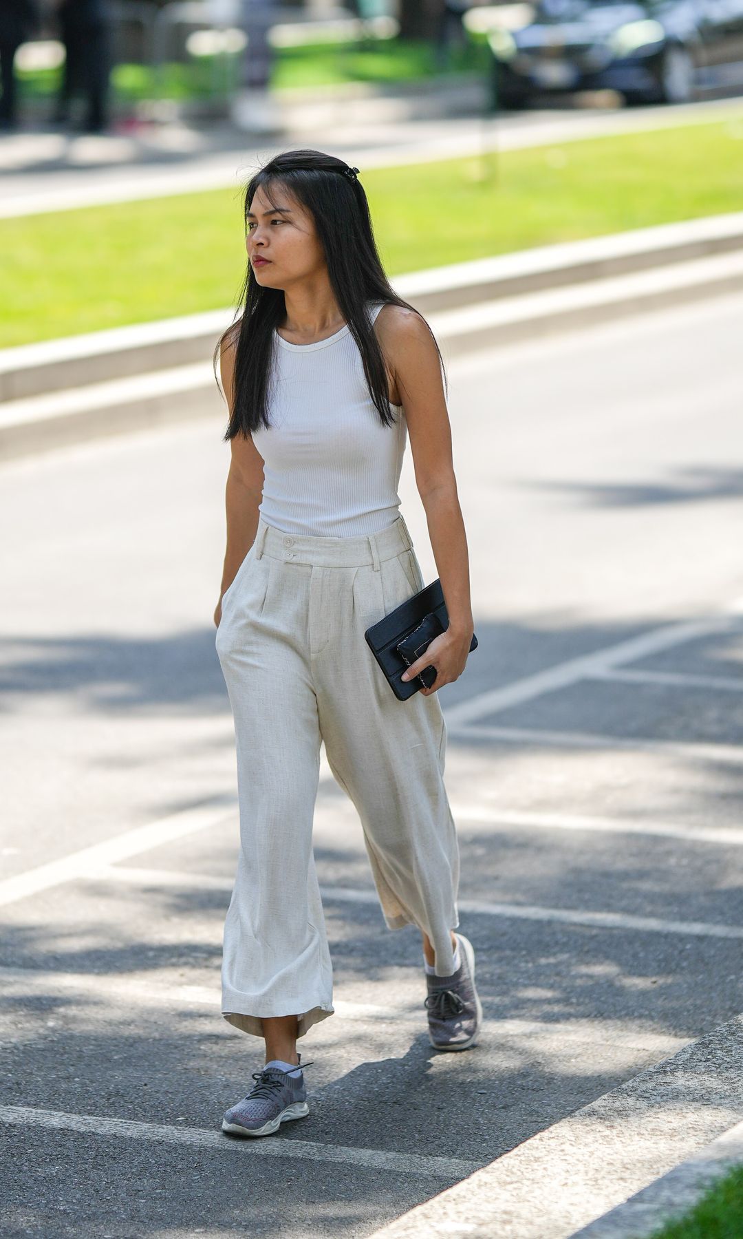 Barrel pants de traje y tank top blanco