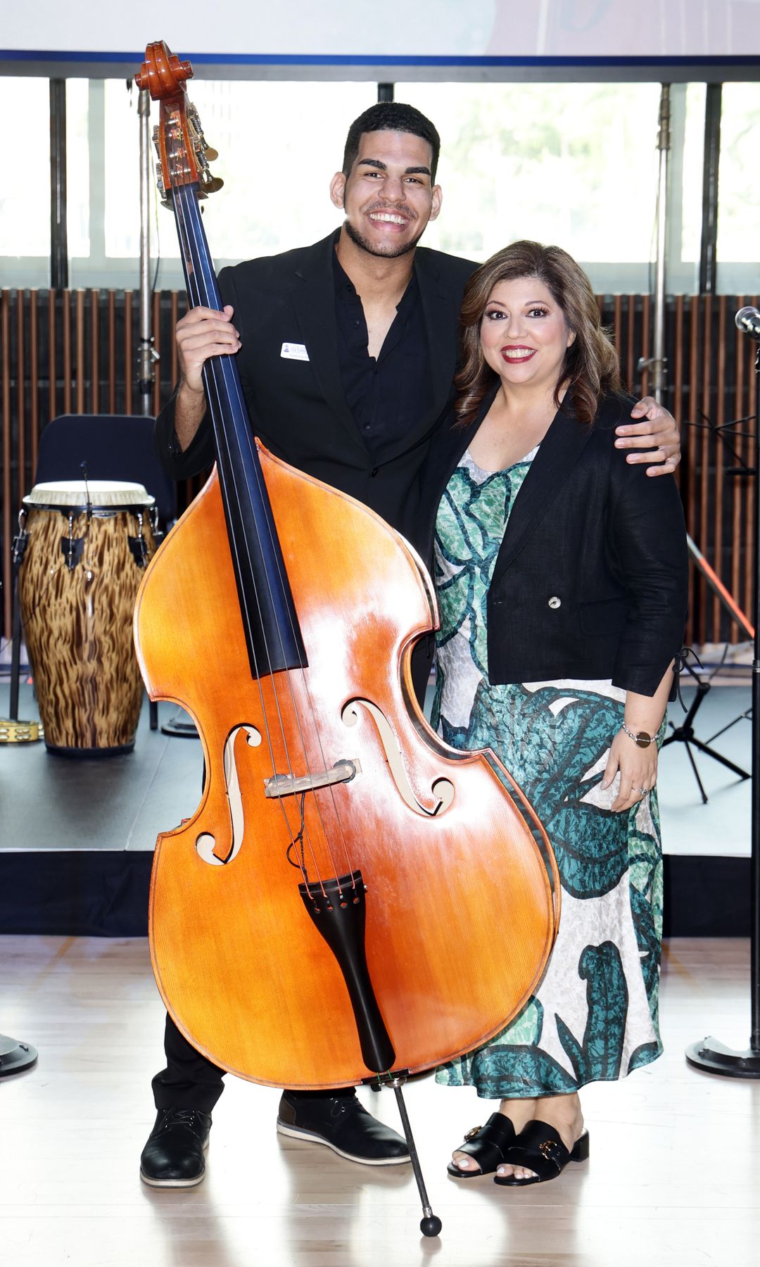 Leo Luna Roblejo, beneficiado con la beca 'Sebastián Yatra' posando junto a 'Rocky' Egusquiza, directora ejecutiva de la Fundación Cultural Latin GRAMMY 