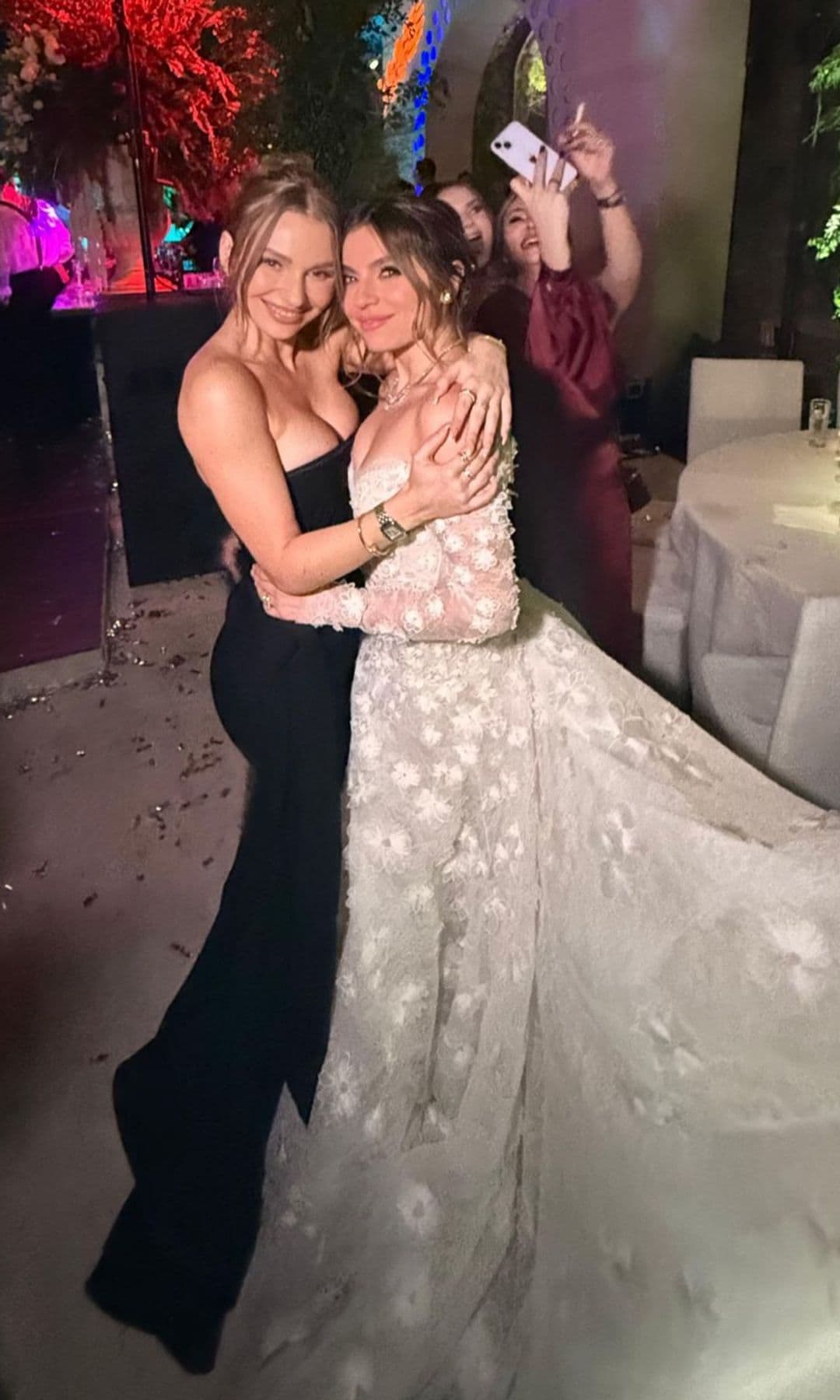 Irina Baeva con Sofía Castro en su boda