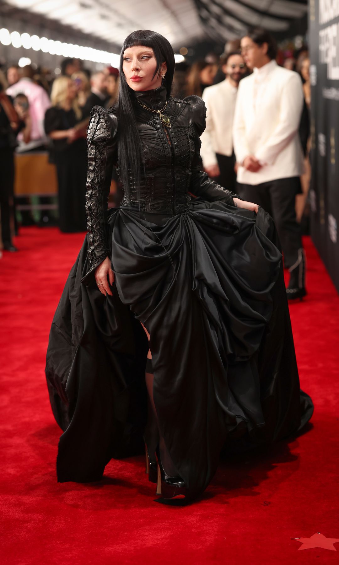 Lady Gaga apostó por un vestido con aires góticos de Vivienne Westwood para los Grammys 205