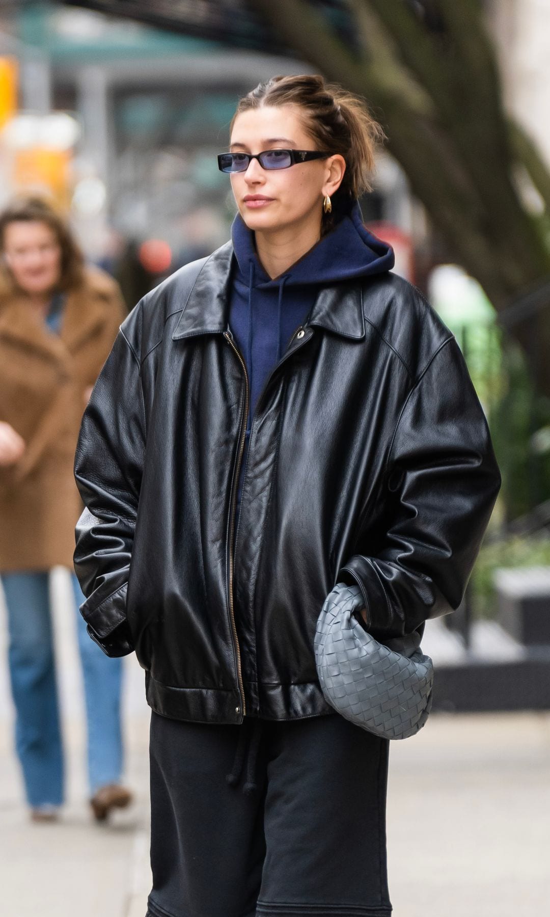 Hailey Bieber con bolso de Bottega Veneta