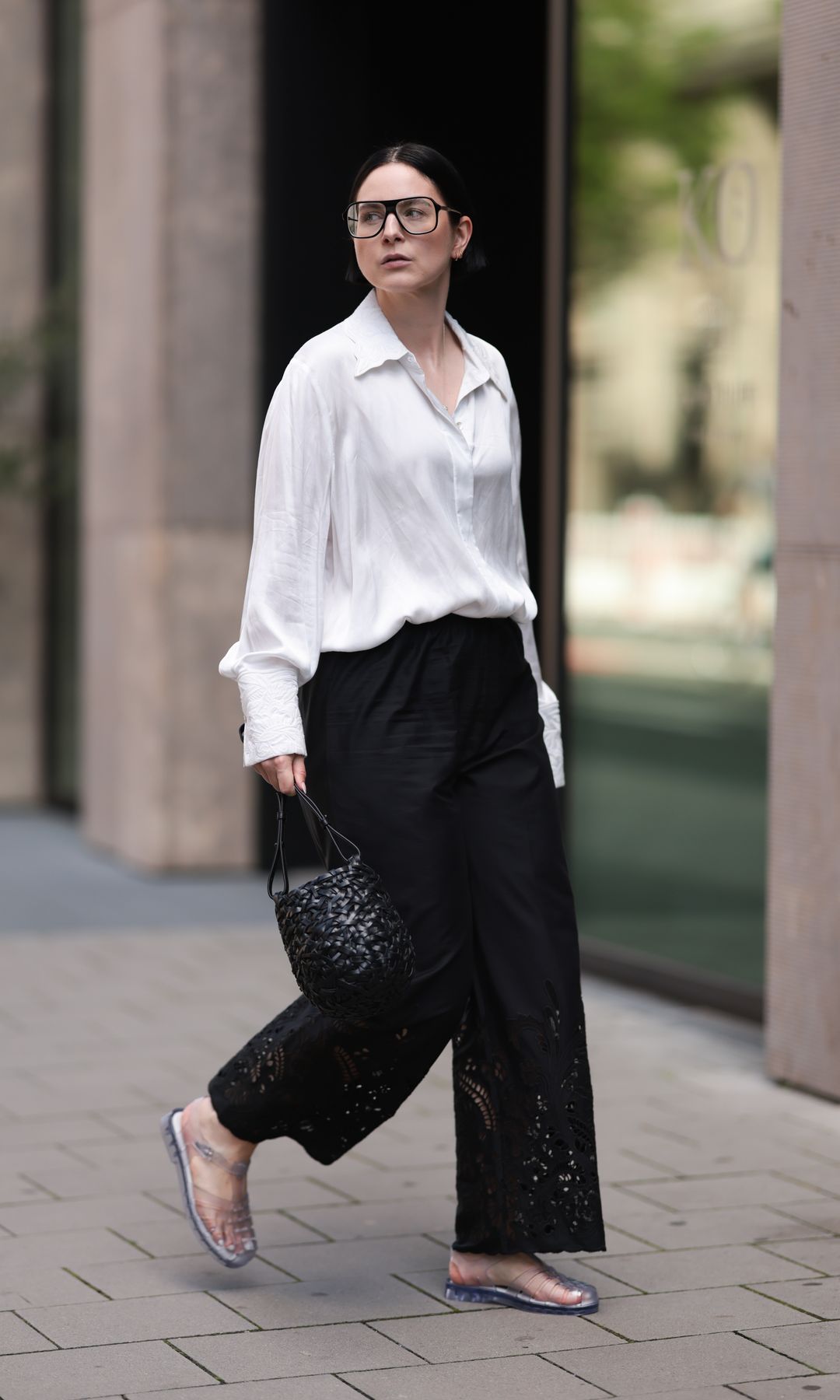 blusa blanca, pantalones negros y sandalias fisherman 