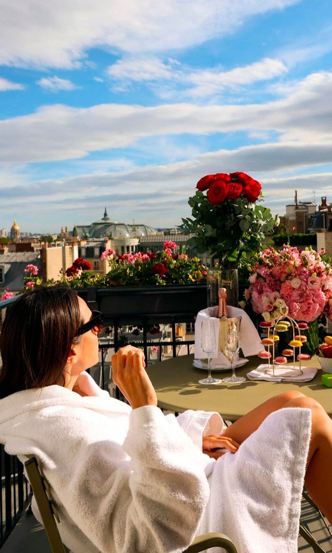 Tamara Falcó en la terraza del hotel Le Bristol de París.