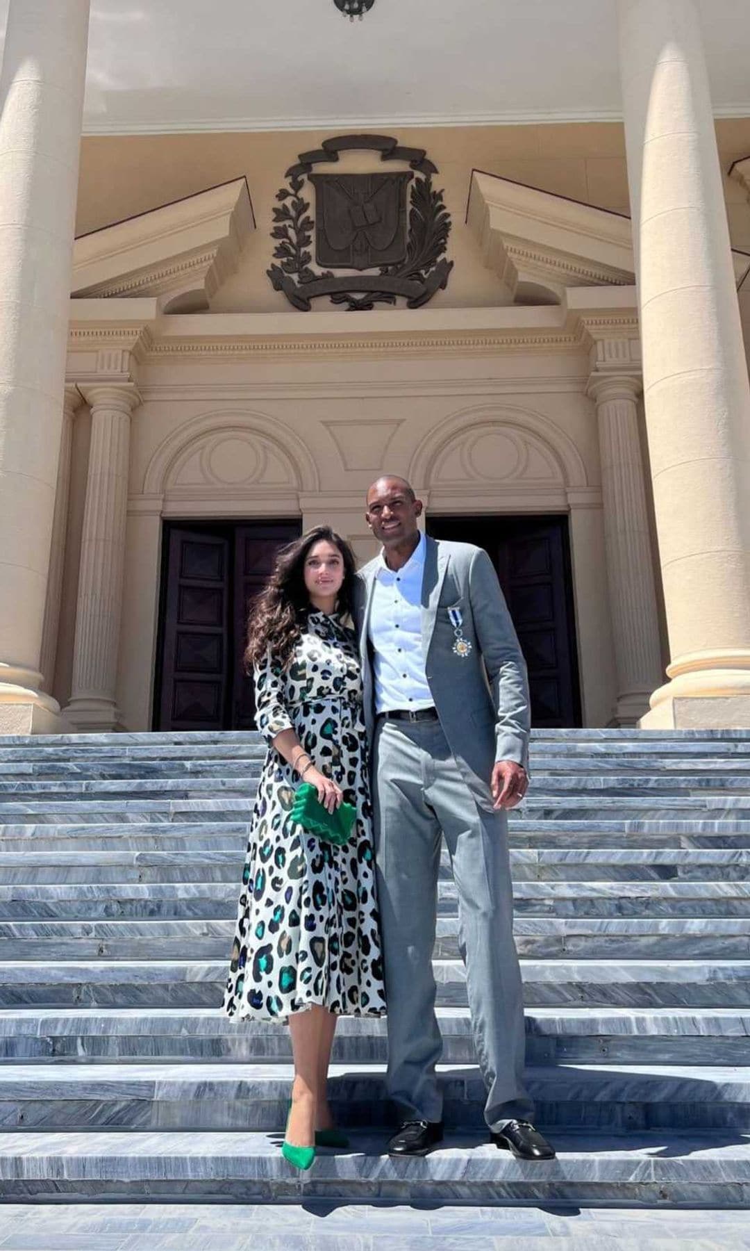 Amelia Vega y Al Horford en las afueras del recinto de Palacio Nacional