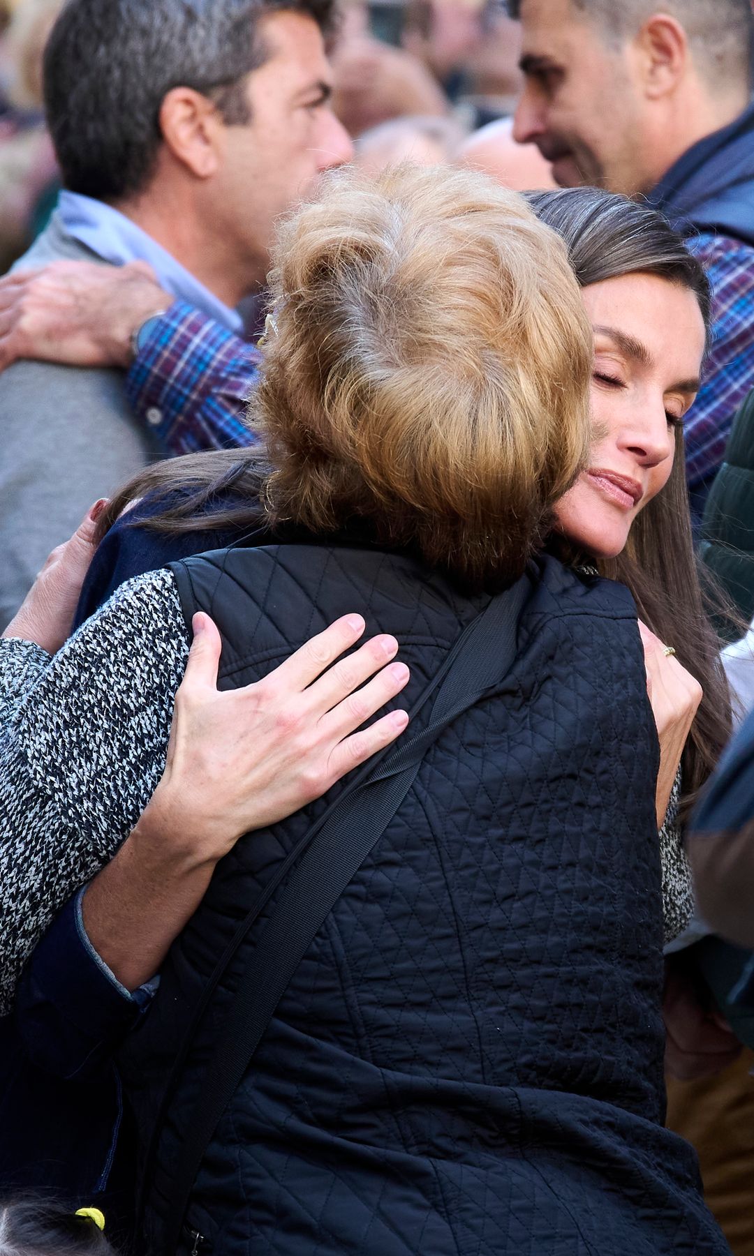 Doña Letizia, abrazando a una de las mujeres afectadas por la Dana