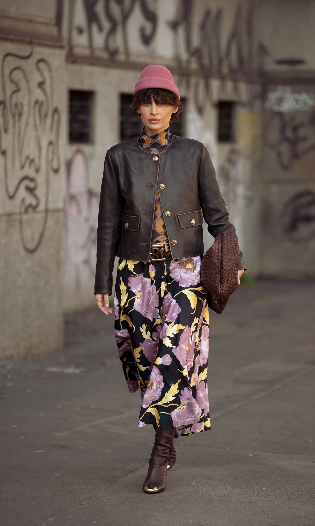 falda de flores con chaqueta de cuero