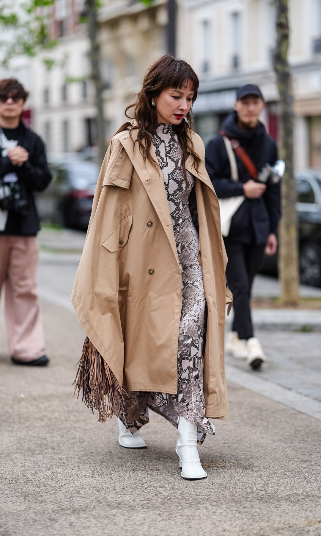 abrigo de capa gabardina con vestido de animal print