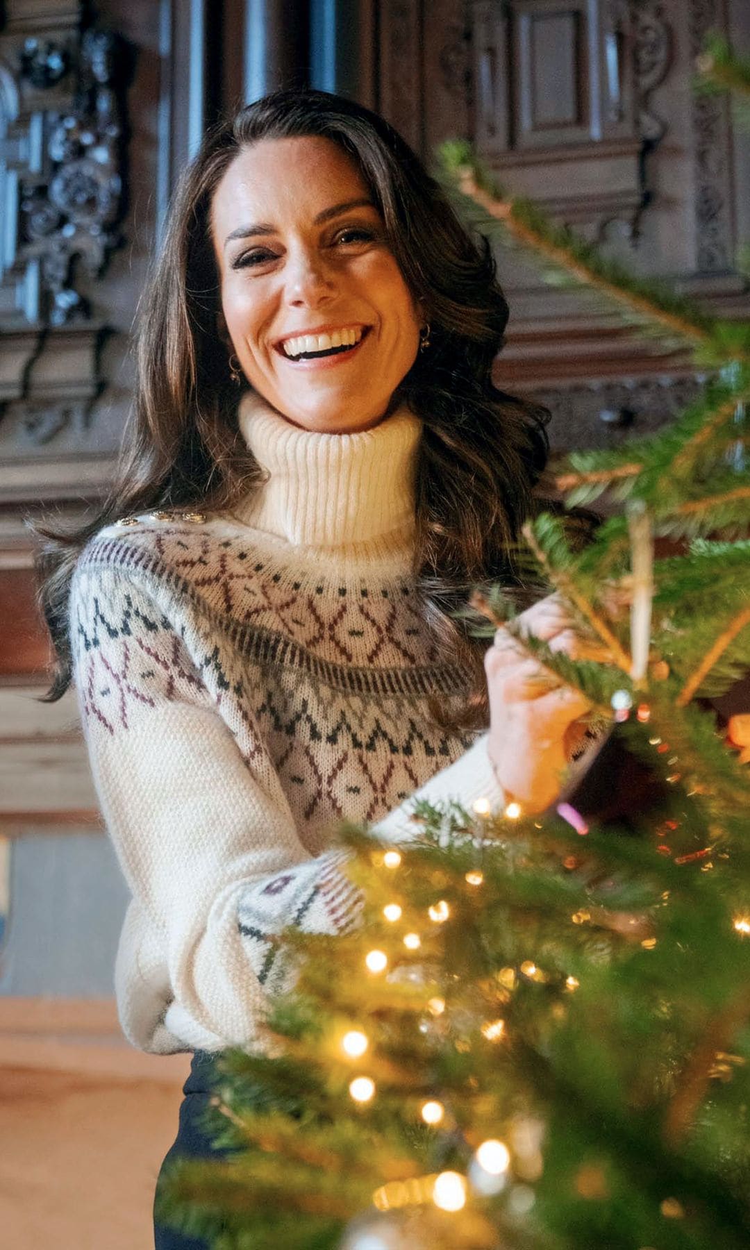 Kate Middleton poniendo el árbol de Navidad