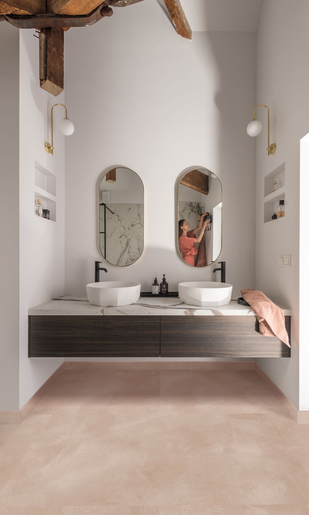 Baño con dos lavabos y mueble suspendido en madera de nogal