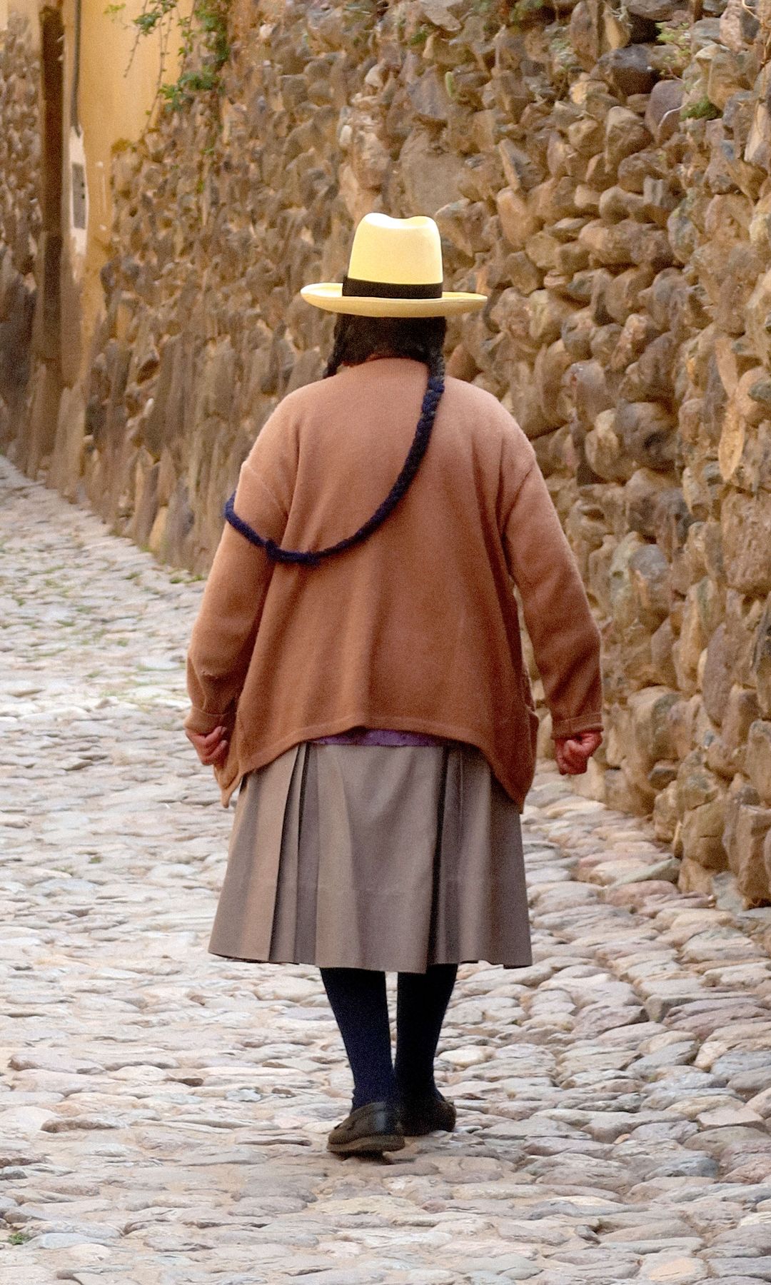 Una mujer paseando por Perú