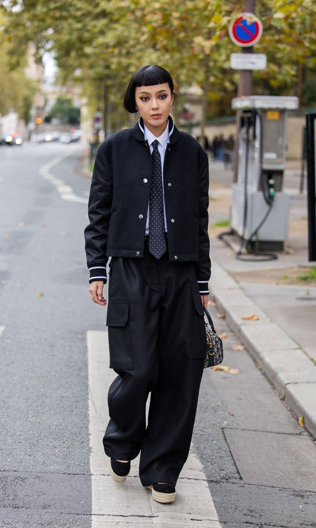 bomber con traje azul marino y corbata