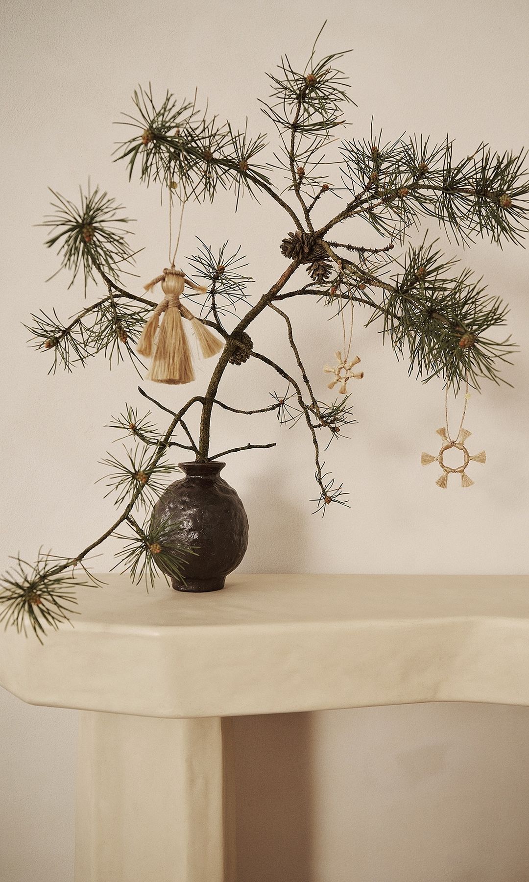 Consola de mármol y árbol de Navidad minimalista en jarrón 